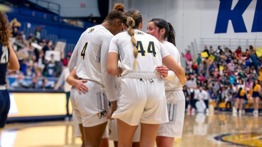 Members of the Kent State womens basketball team huddle up during a game. 