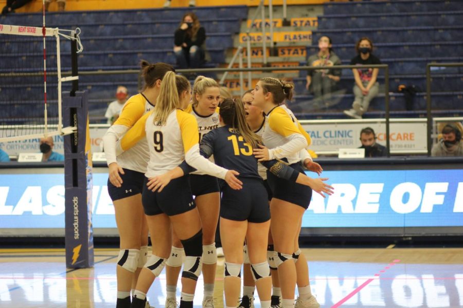 Kent+State%E2%80%99s+women%E2%80%99s+volleyball+team+huddles+together+in+celebration+during+a+match+against+the+University+at+Buffalo+on+Saturday%2C+Oct.+23.+Photo+by+Morgan+McGrath.