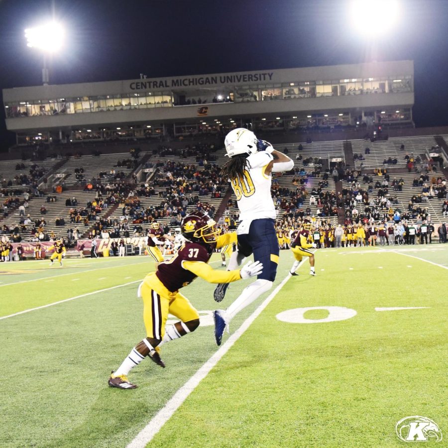 Fifth-year wide receiver Keshunn Abram makes a catch during the Kent State football teams 54-30 loss on Wednesday, Nov. 10 in Mount Pleasant, Michigan.