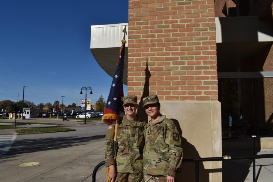 Kent State Army ROTC cadets Lily Baechle (left) and Karly McGee (right) with Ohios state flag before the Veterans Day ceremony on Wed. Nov. 10, 2021.