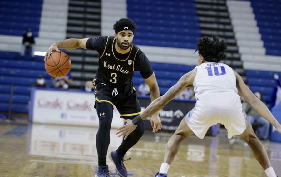 Redshirt junior guard Sincere Carry makes a move to the basket during the Kent State men's basketball team's loss to Buffalo in Buffalo, New York on Friday, Jan. 21. 