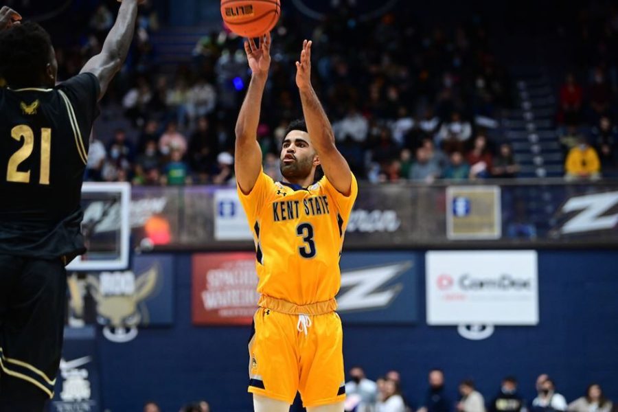Redshirt junior guard Sincere Carry makes a shot in the Kent State men's basketball team's win over Akron on Friday, Feb. 12 in Akron, Ohio.