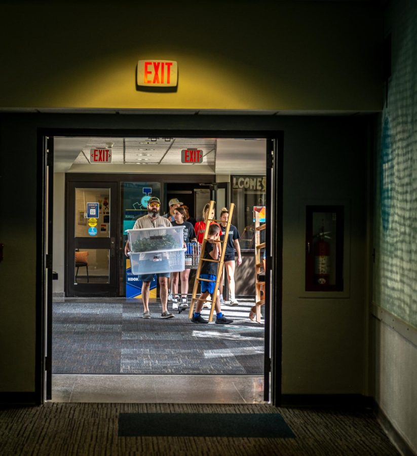 Students, with help from their family and friends, move into Koonce Hall on Aug. 20, 2022.