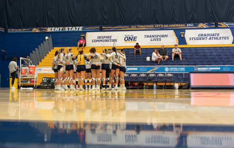 The+Kent+State+Womens+Volleyball+team+joins+up+for+a+huddle+during+a+time-out.+The+Flashes+played+Cornell+Sept.+3+but+were+beaten+3-1.