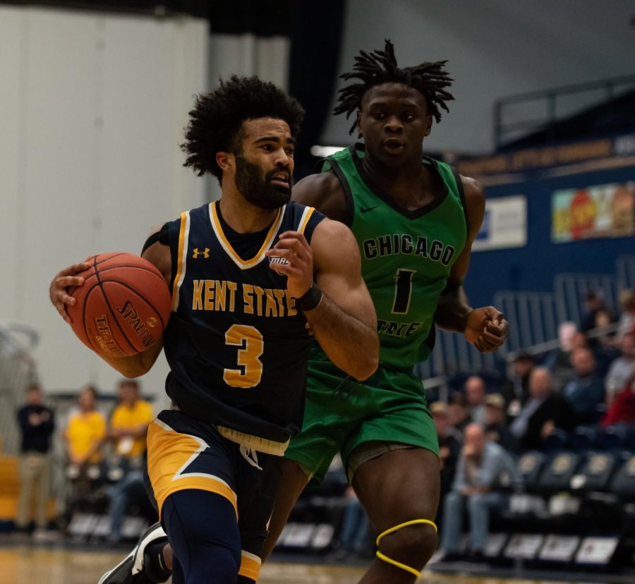 Kent State redshirt senior Sincere Carry drives in toward the net during the game against Chicago State on Nov. 19, 2022.