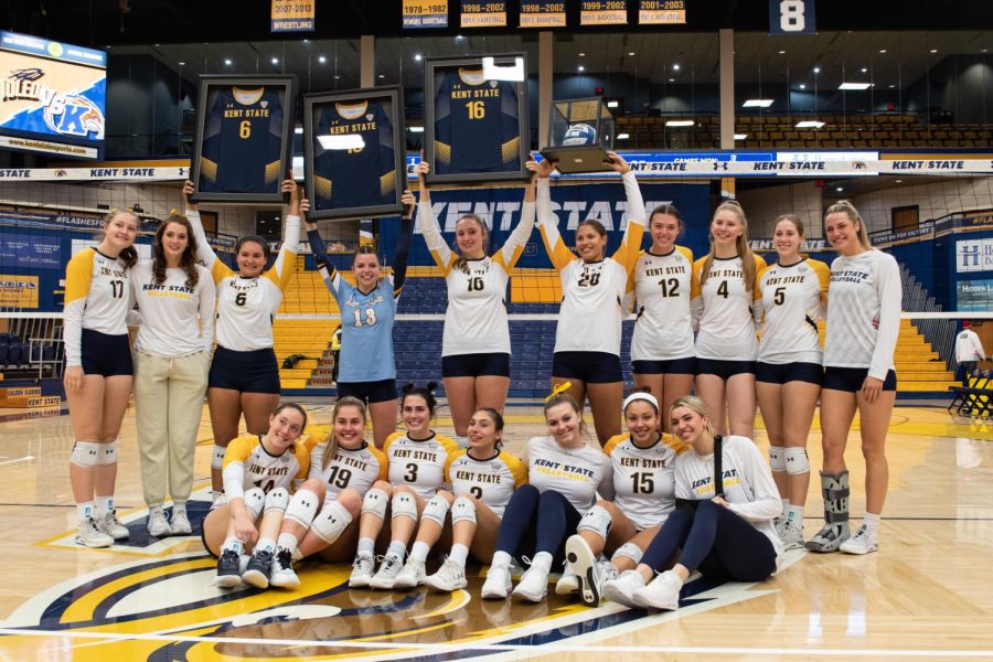The volleyball team gathers for a photo alongside Alex Haffner, Lana Strejcek, Erin Gardner and Danie Tyson, the four seniors graduating this year, following the game on Nov. 12, 2022. 