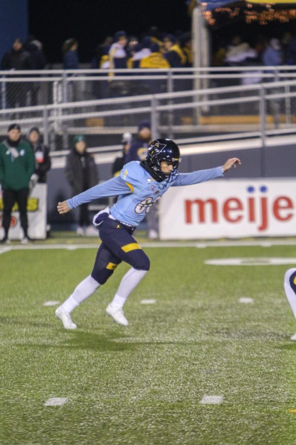 Kent State sophomore Andrew Glass runs in for a kick return against Eastern Michigan during the game on November 16, 2022.