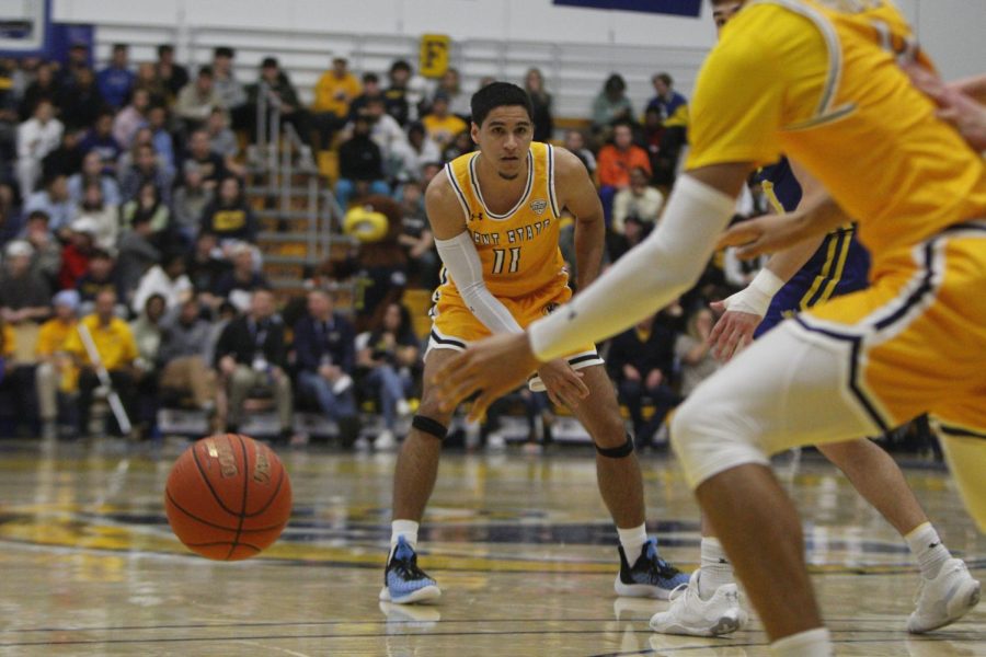Kent State redshirt junior Giovanni Santiago passes the ball up the court.
