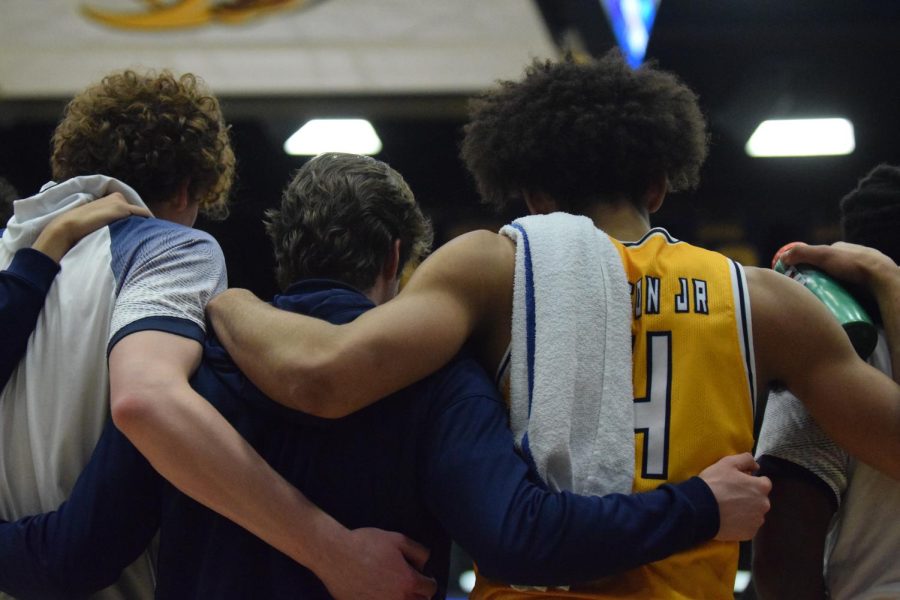 Kent State Senior Chris Payton puts his arms around his teammates durring a time-out against the Buffalo Bulls on Jan. 27, 2023.