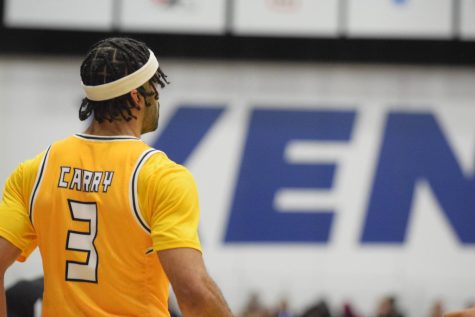 Kent State Guard Sincere Carry stares at the ball as he prepares for the Buffalo Bulls to attempt to score.