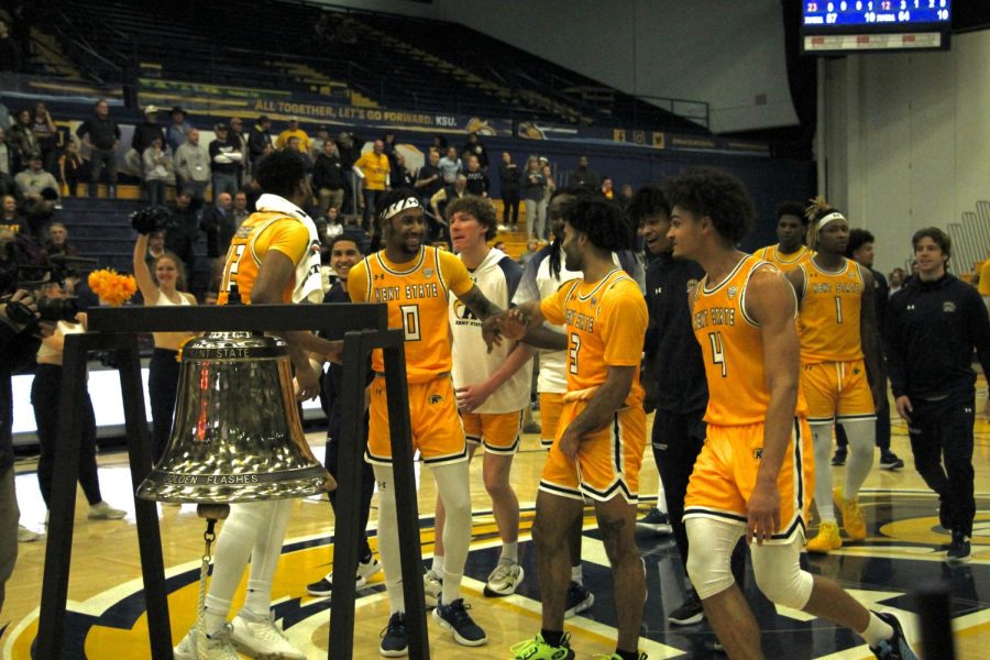 Kent State mens basketball team ring the bell after winning the game against Bowling Green on Feb. 7, 2023.