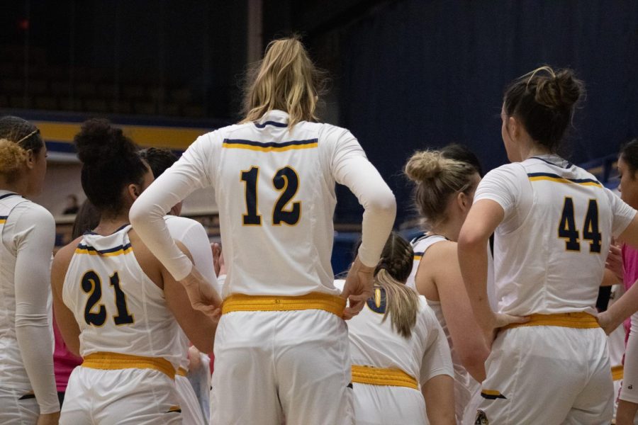 Kents Golden Flashes in a huddle during the fourth quarter in the game against Bowling Green on Feb. 11, 2023.