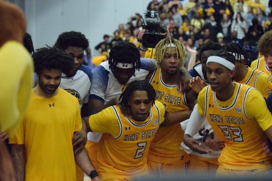 Kent State Universitys mens basketball team celebrates its win against the University of Akron on March 3, 2023.