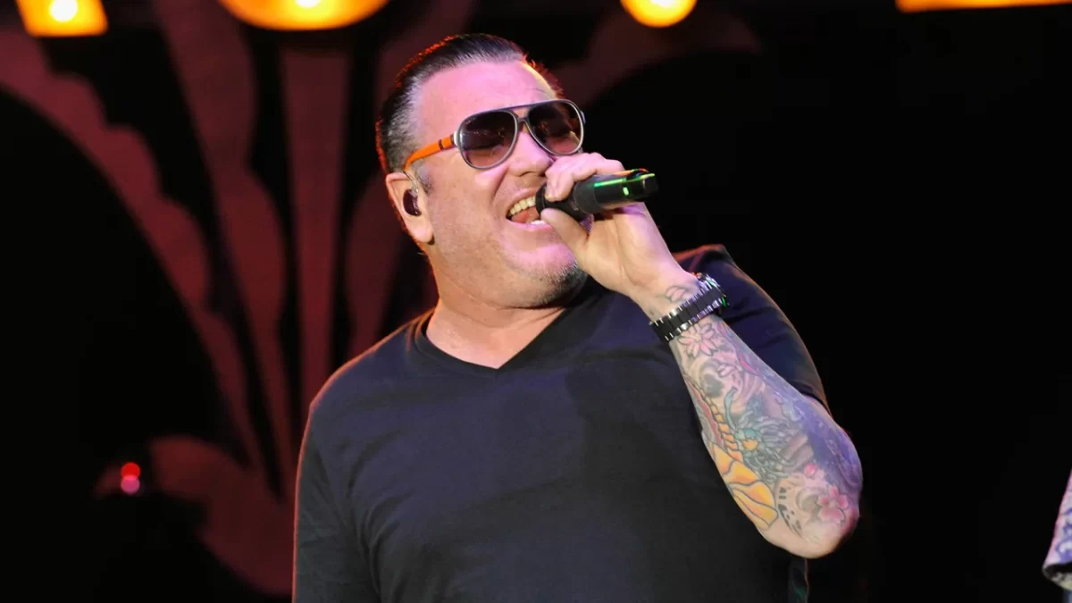 Steve Harwell of Smash Mouth performing in 2016.