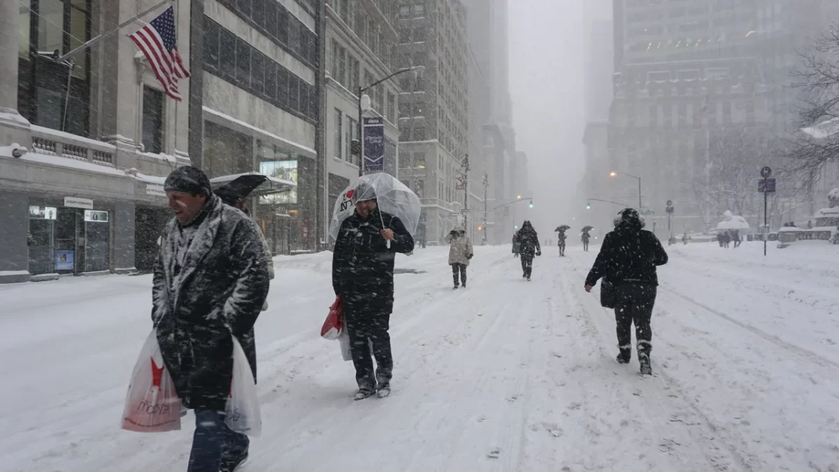 People+walk+on+snow+as+a+winter+storm+hits+New+York+City+on+January+23%2C+2016%2C+during+what+was+an+El+Ni%C3%B1o+winter.