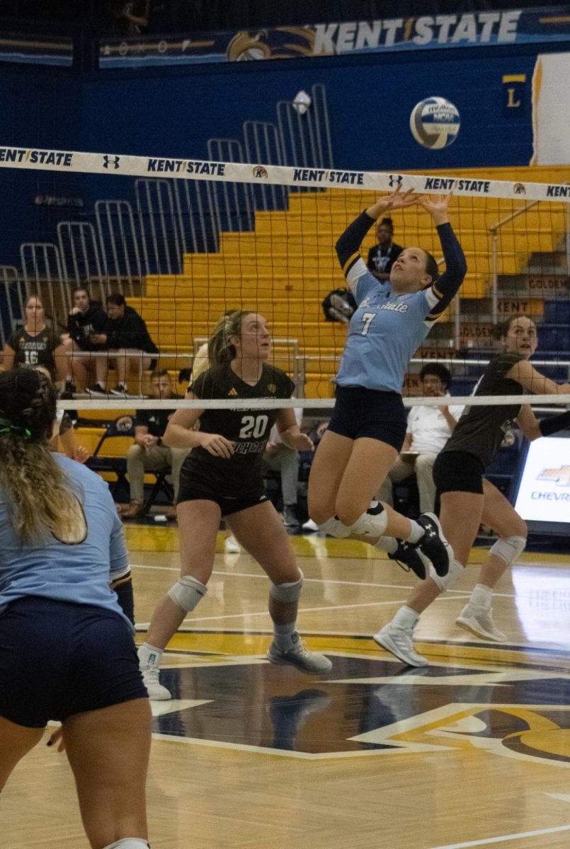 Freshman Lily King sets the ball in the Kent State Volleyball game against Western Michigan on Oct. 5, 2023.