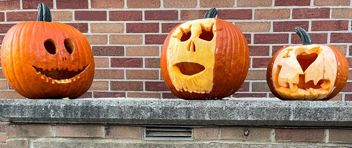 Carved+pumpkins+decorate+a+ledge+outside+of+Beall+Hall+on+Oct.+8%2C+2023.