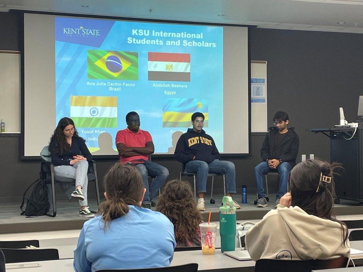 A domestic students asked questions and international students shared their experiences during the Intercultural Communication class 