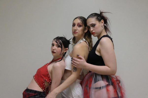 Student models pose backstage before Modista’s paradox show. 