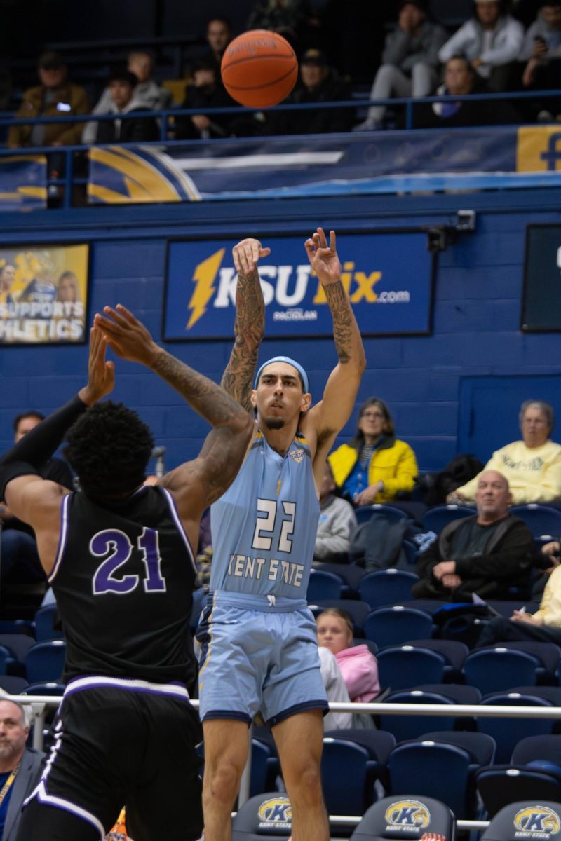 Kent State Forward Anthony Morales shots a three point shot over a Niagara defender on Nov. 21, 2024.